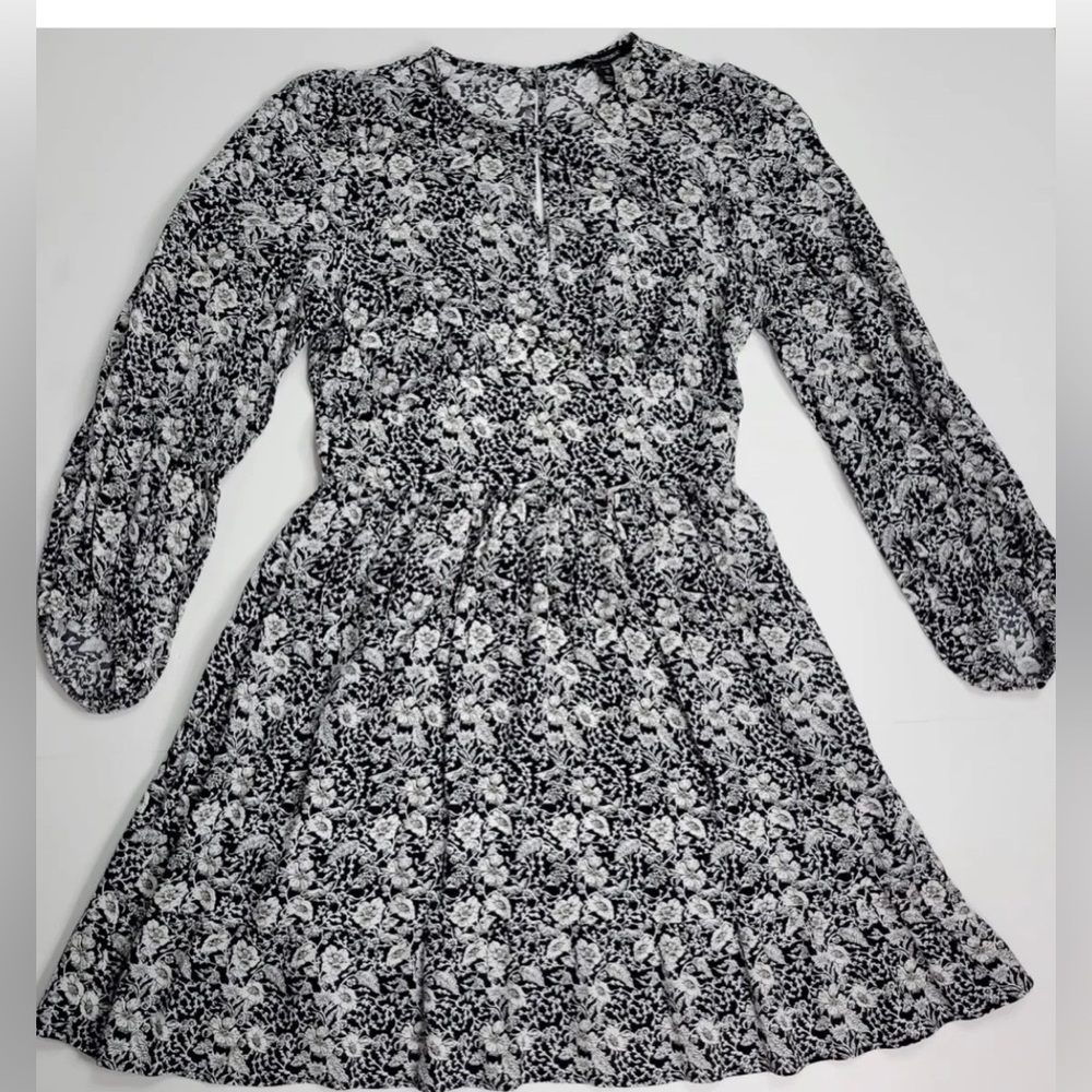 Banana Republic black and white floral keyhole dress.